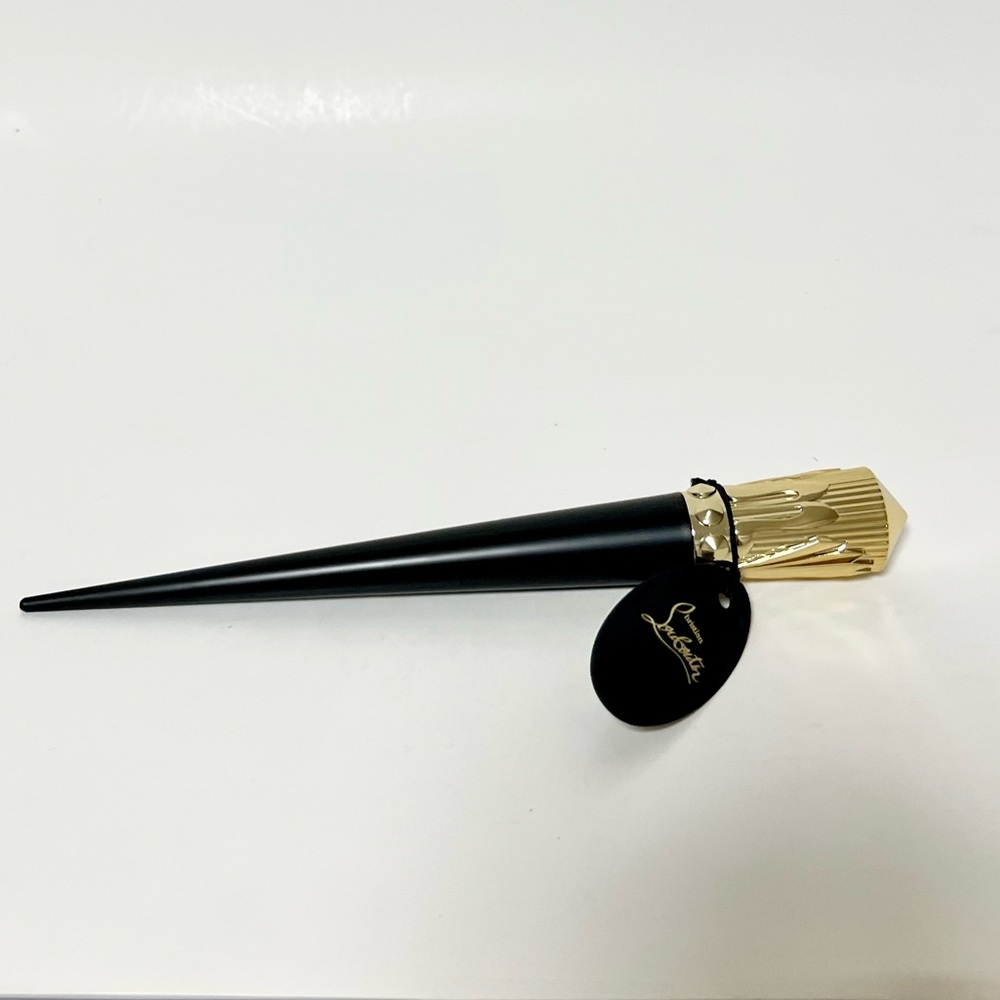 CHRISTIAN LOUBOUTIN Rouge Stiletto Lumi Matte in 111L – Private Red, 2 g - Picture 2 of 4